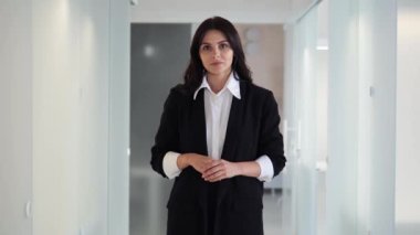 Başarılı bir iş kadını portresi. Kendinden emin, odaklanmış ve kararlı. Profesyonel kıyafetler giymiş, iş dünyasındaki diğer kadınlara örnek olmuş başarılı olmaya ve kariyerine kendini adamış.