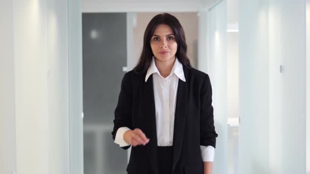 Stilvolle Selbstbewusste Geschäftsfrau Die Der Lobby Des Büros Steht Und — Stockvideo