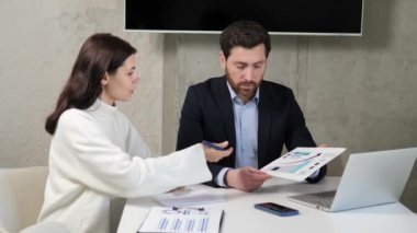 Avukatlar bir banka borcu davası üzerinde çalışıyorlar çizelgeleri inceliyorlar, etkili stratejiler geliştiriyorlar. Güçlü analitik, iletişim becerilerine sahip olmanın önemi, detaylı kritik düşünme becerileri