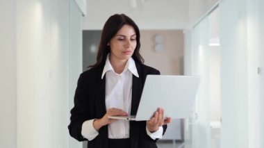Zeki entellektüel kadın, bilgisayarında web kamerası açıkken ve ofis lobisinde eğitimi tartışırken bir video görüşmesi yapıyor. Çevrimiçi diyalog kusursuz ve çekici