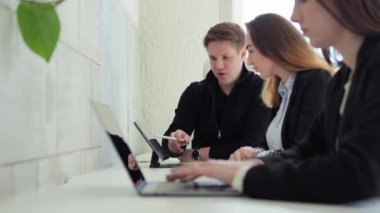Eko ofis programcıları, çevre kirliliğiyle mücadele etmek için ileri teknoloji kullanan büyük bir şirket için kod yazıyorlar. Yenilikçi yazılım çözümleri, sorumluluk ve küresel işbirliği yaratmak