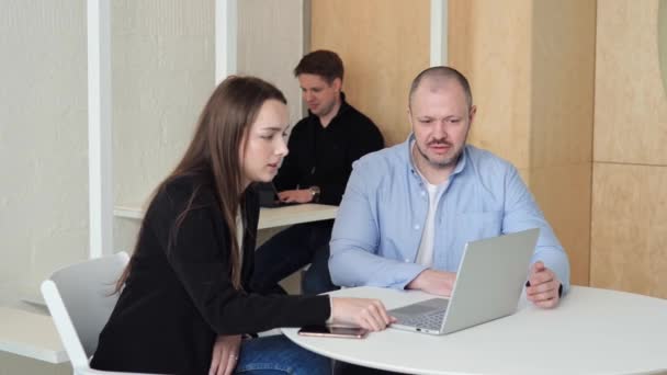 Les Programmeurs Travaillant Dans Espace Coworking Concentrent Sur Écriture Code — Video
