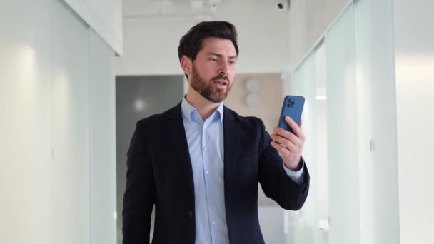 Smart Businessman Utiliza Móviles Para Videollamadas Oficina Para Actualizar Sus — Vídeo de stock