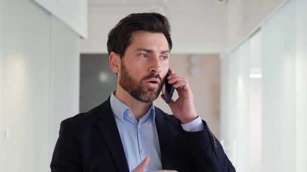 Hombre Negocios Seguro Bien Vestido Que Multitarea Hablando Teléfono Móvil — Vídeos de Stock