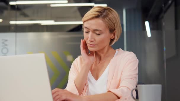 Mujer Negocios Rubia Que Trabaja Ordenador Portátil Oficina Experimenta Dolor — Vídeo de stock