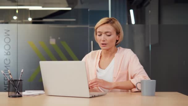 妇女在办公室工作时 正经历着严重的月经疼痛 女孩在使用笔记本电脑时 饮食不良 肚子痛 需要休息以确保最佳生产率和福利 — 图库视频影像