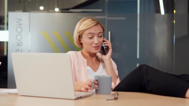 Stolem Kanceláři Sedí Zaměstnaná Obchodnice Oblečená Pestrobarevných Šatech Mluví Mobilního — Stock video