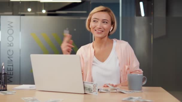 Mujer Atractiva Animada Bailando Con Auriculares Una Oficina Moderna Disfrutando — Vídeo de stock