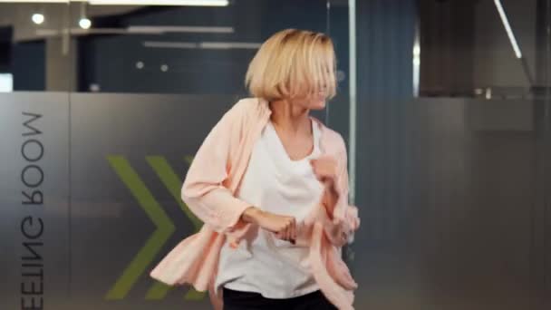 Radosna Blondynka Bizneswoman Lub Pracownik Biurowy Tańczą Przy Jej Biurku — Wideo stockowe