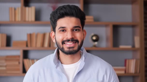 Retrato Close Jovem Executivo Negócios Indiano Feliz Com Sorriso Barbudo — Vídeo de Stock
