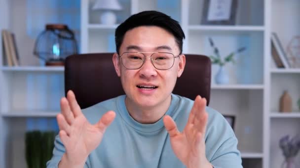 Çinli Adamı Web Kamerasıyla Konuşuyor Konferans Için Görüşmesi Yapıyor Çevrimiçi — Stok video