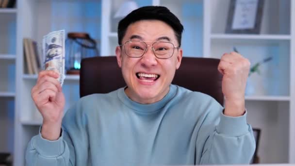 감정적 한국인이나 중국인 사업가가 승리나 성공을 축하하는 뭉치를 행복해 보이고 — 비디오