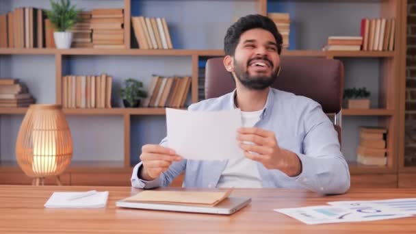 Szczęśliwy Latynoski Mężczyzna Trzymający List Pocztowy Dobrą Wiadomością Podekscytowany Szczęśliwy — Wideo stockowe