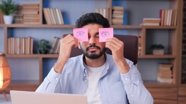 Кумедний Індійський Офісний Працівник Стукає Стіл Прикриває Очі Липкими Нотатками — стокове відео