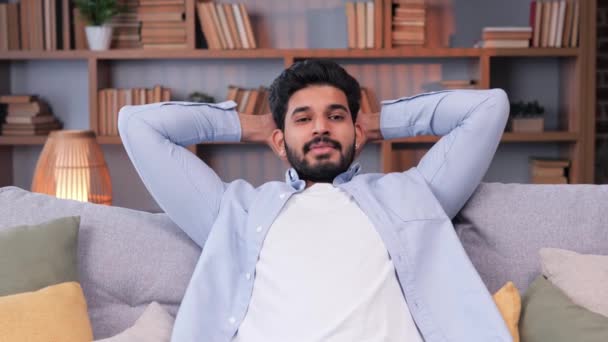 Jovem Homem Hispânico Feliz Mostrado Tiro Cabeça Relaxando Sofá Confortável — Vídeo de Stock