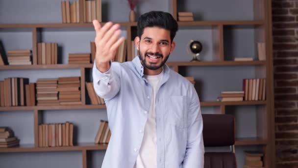 Щасливий Хрипкий Індійський Чоловік Офісі Вказує Пальцем Робить Хей Жестикулюєте — стокове відео