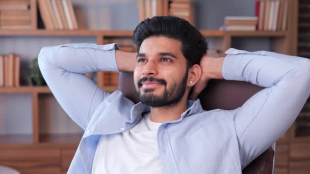 Satisfeito Indiano Homem Negócios Trabalhador Relaxar Sentar Mesa Escritório Terminou — Vídeo de Stock