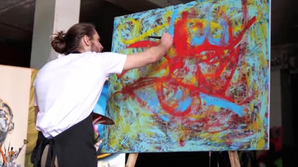 재능있는 화가는 붓질로 예술을 황홀하게 만듭니다 위트니스의걸작은 현대의 혼합됩니다 열정은 — 비디오