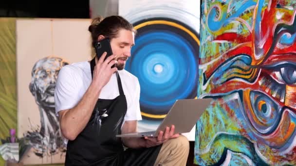 Talentvolle Kunstenaar Multitaken Het Creëren Van Meesterwerken Tijdens Het Beheer — Stockvideo