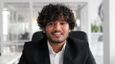 Profesyonel Hintli ofis çalışanı, uzaktan ofis çalışanı. İş adamı iş arkadaşlarıyla görüntülü görüşme yaptı. Erkek gülümsüyor, pozitif görünüyor, web kamerası aracılığıyla iş arkadaşlarıyla iletişim kuruyor.