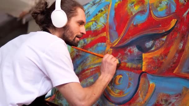 Artiste Créatif Portant Des Écouteurs Blancs Peignant Chef Œuvre Tout — Video
