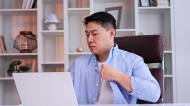 Kore 'den ya da Japonya' dan Asyalı bir ofis çalışanı sıkıcı bir ofiste dizüstü bilgisayarla çalışıyor. Adam nefes alamıyormuş gibi hissediyor. Yoğun ısı ve nemden kurtulmak için klimayı açıyor.