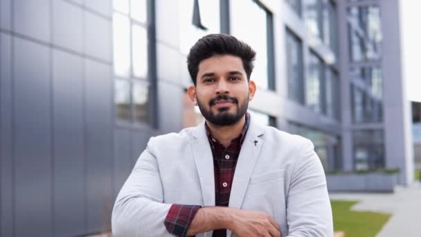 Επιτυχημένος Κομψός Ινδός Επιχειρηματίας Στέκεται Αυτοπεποίθηση Χέρια Του Δεμένα Κοιτάζοντας — Αρχείο Βίντεο