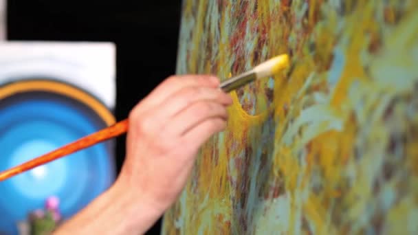 Primo Piano Artista Sta Dipingendo Con Pennello Una Tela Nel — Video Stock