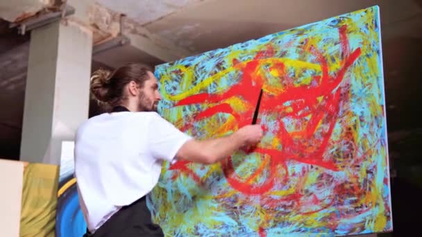 Artista Talentoso Está Pintando Com Pincel Tela Seu Estúdio Cercado — Vídeo de Stock