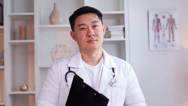 Médecin Professionnel Asiatique Posant Pour Portrait Regardant Directement Caméra Avec — Video
