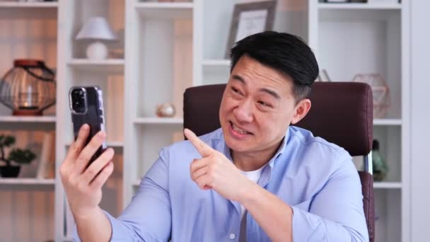 Professionale Asiatico Uomo Affari Sta Avendo Una Videochiamata Sul Suo — Video Stock