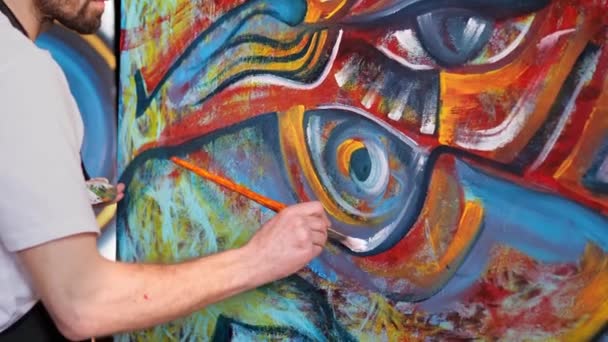 Zbliżenie Ujęcia Artystów Człowieka Ręka Trzymając Obraz Pędzla Kolorami Olejnymi — Wideo stockowe