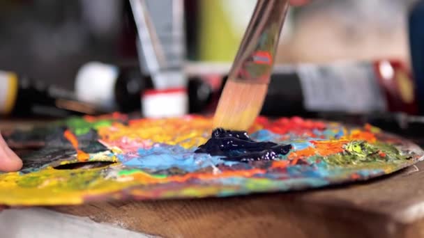 Intrygujące Ruchy Rąk Artysty Posiadają Żywe Zróżnicowane Palety Umiejętnie Tworząc — Wideo stockowe