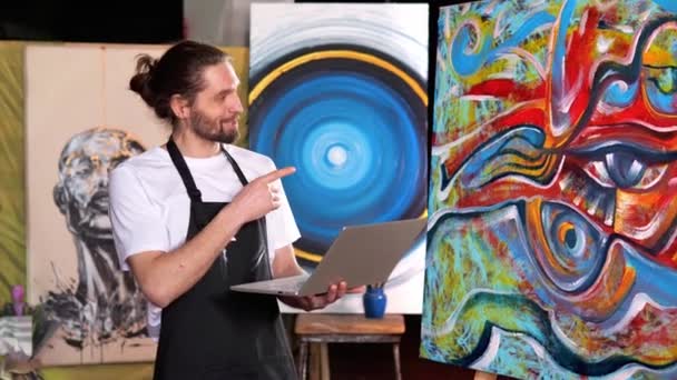 Durante Una Videollamada Artista Muestra Sus Obras Arte Cliente Utilizando — Vídeo de stock