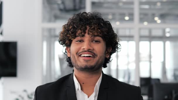 Urzekający Przystojny Indyjski Biznesmen Jest Pokazany Portrecie Biznesowym Człowiek Emanuje — Wideo stockowe