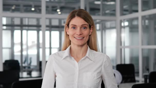 Mujer Empresaria Sonriente Posando Para Retrato Negocios Con Una Camisa — Vídeo de stock