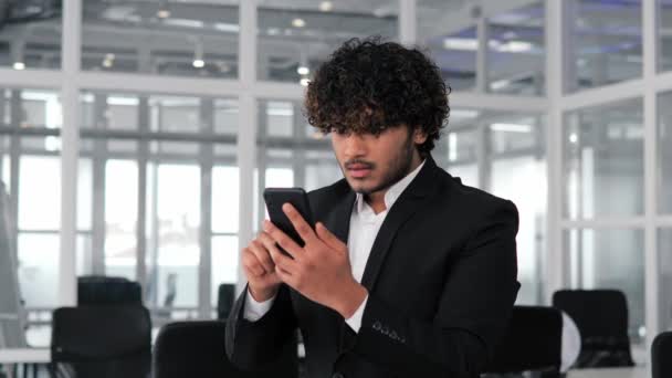 Успішний Гарний Іспанський Бізнесмен Тримає Мобільний Телефон Руці Офісі Розчарований — стокове відео