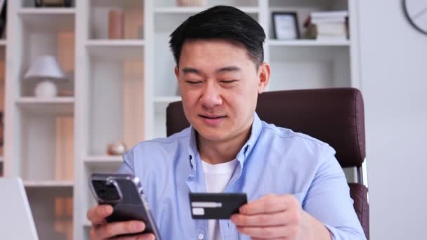 Empresário Chinês Sorridente Com Uma Camisa Azul Está Sentado Uma — Vídeo de Stock
