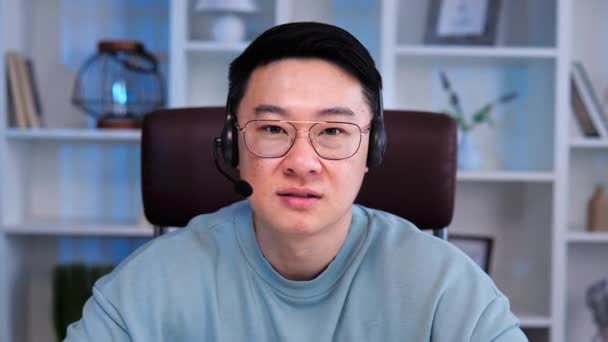Koreański Biznesmen Pewnie Rozmawia Kamerą Internetową Słuchawkach Robi Konferencyjne Rozmowy — Wideo stockowe