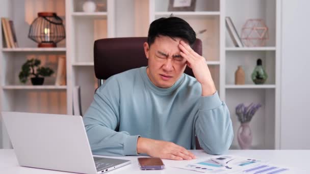 사무직에 종사하는 아시아 통증으로 이마에 있습니다 남성들은 직장에서 스트레스로 고통받고 — 비디오