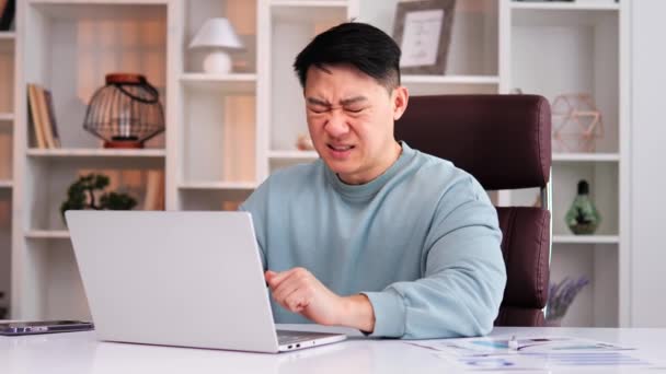 Хворий Японський Офісний Працівник Який Працює Ноутбуці Офісі Відчуває Гострий — стокове відео
