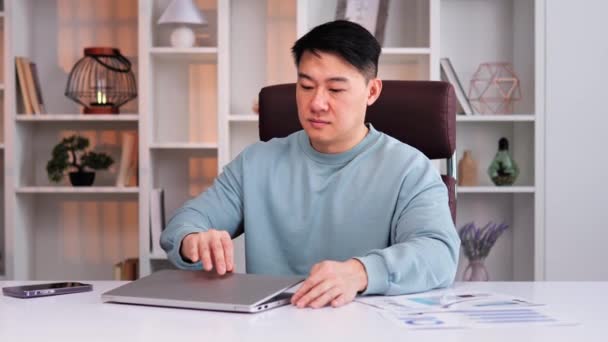 陽気な焦点を当てたビジネスマン 仕事を開始するノートパソコンを開くオフィスワーカー アジアの男性はカメラと笑顔を見ています オフィスで働くことの肯定的な側面 集中してやる気のあることの重要性 — ストック動画
