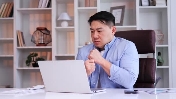 Asyalı Çinli Ofis Çalışanı Üşümüş Dizüstü Bilgisayarla Uğraşırken Ellerini Ovuşturuyor — Stok video