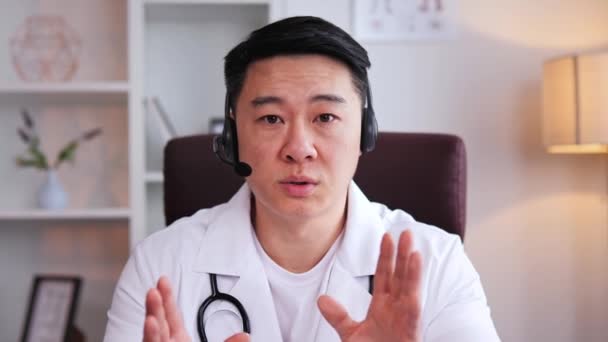 Médico Chino Usa Abrigo Médico Blanco Estetoscopio Auriculares Que Hacen — Vídeos de Stock