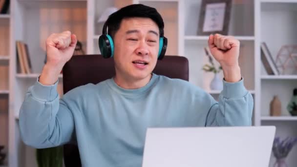 Podekscytowany Młody Azjatycki Mieszany Biznesmen Rasy Azjatyckiej Nosi Słuchawki Bezprzewodowe — Wideo stockowe