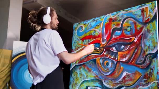 스튜디오 커다란 캔버스 헤드폰 재능있는 혁신적 미술가는 다채롭고 감정적 관능적 — 비디오