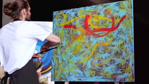 Charismatisch Getalenteerd Mooi Kunstenaar Benadert Zijn Doek Gebruikt Zijn Penseel — Stockvideo