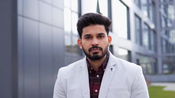 Ernsthaft Selbstbewusster Indischer Mann Mit Tiefem Blick Stilvoller Businesskleidung Vor — Stockvideo