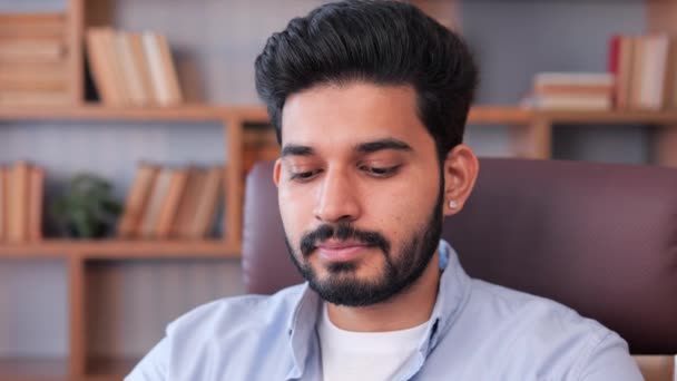 Hombre Indio Con Ortodoncia Invisible Para Los Dientes Que Representa — Vídeos de Stock