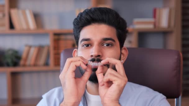 Indischer Mann Trägt Unsichtbare Kieferorthopädische Zahnspangen Die Auf Eine Kieferorthopädische — Stockvideo